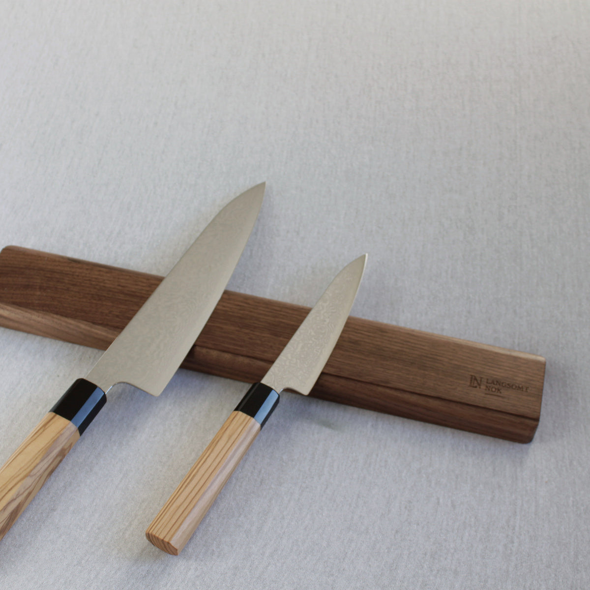 40 cm magnetisk knivlist i akacie med to køkkenknive