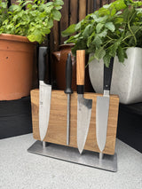 Magnetisk knivstander i valnød med knive på terrassebord